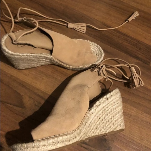 Betty's Women Tan Wedges US 6 - Picture 7 of 8